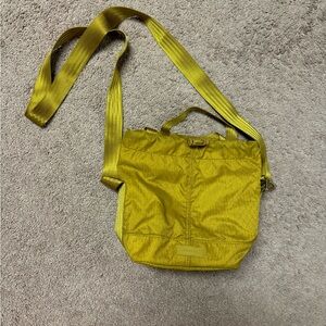 Like New Green Athleta bucket crossbody